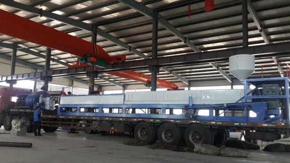 5月13日 潍坊 200大棚被珍珠棉发泡机发货 大棚被保温毡珍珠棉夹层生产线 装满17米大车